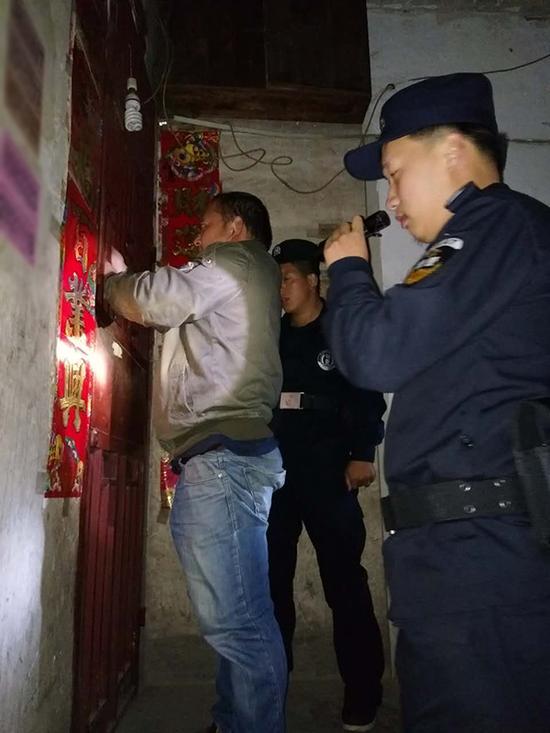 绥化粗心妈妈误将幼女锁家中 民警全城寻开锁师傅开门